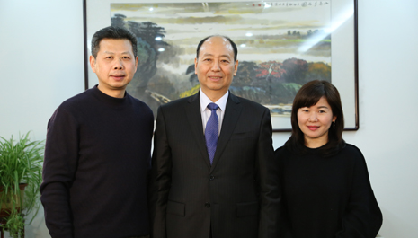 圖為風(fēng)帆有限責(zé)任公司董事長(zhǎng)、黨委書記劉寶生與《新能源1+1》節(jié)目制作團(tuán)隊(duì)合影