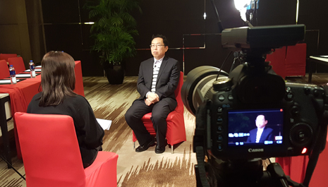 中國(guó)化學(xué)與物理電源行業(yè)協(xié)會(huì)秘書長(zhǎng)劉彥龍接受《新能源1+1》視頻人物專訪節(jié)目組采訪