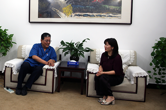 采訪風(fēng)帆有限責(zé)任公司董事長李勇前,與嘉賓進(jìn)行交流 采訪風(fēng)帆有限責(zé)任公司董事長李勇前,與嘉賓進(jìn)行交流