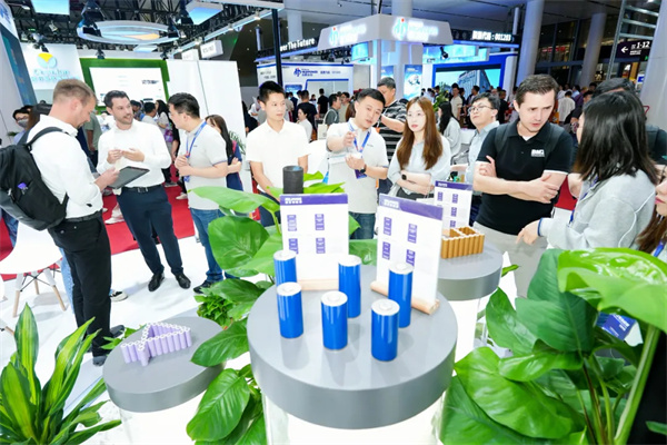 「極耳無界 能量登峰」發(fā)布會圓滿落幕：睿恩21700-6Ah電池全球首發(fā)，攜手蔡司共繪質(zhì)量新篇章