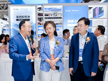 圖為電源行業(yè)協(xié)會領導和協(xié)會理事會部分成員代表參觀CIBF2025