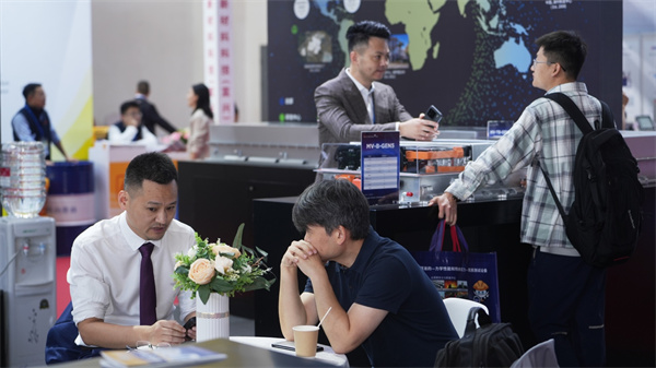 亮劍BICES 2025——微宏快充助力工程機(jī)械裝備綠色升級 亮劍BICES 2025——微宏快充助力工程機(jī)械裝備綠色升級