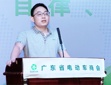 商會秘書長藍世有匯報商會工作情況